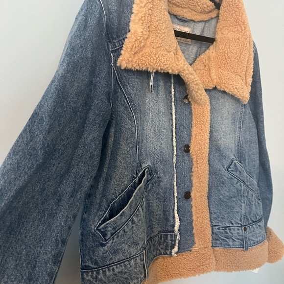 Free People Rylee Denim Jacket Faux Shearling Lined – Med Wash – Size Large NWT - Picture 4 of 11